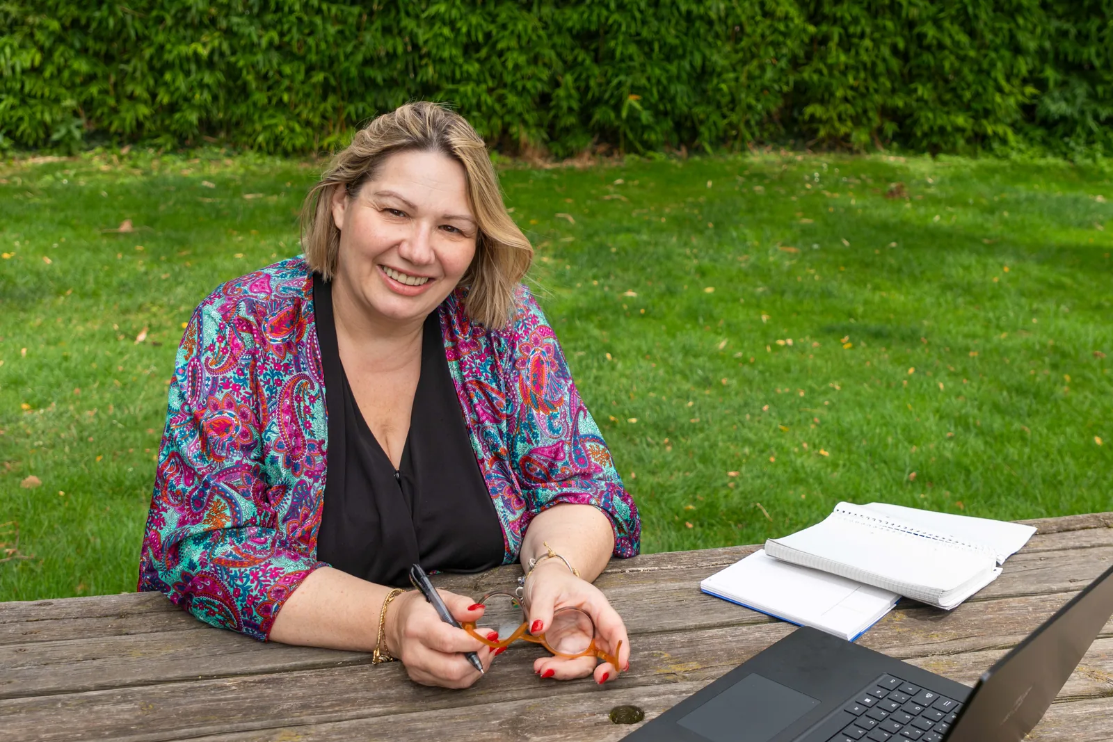 Nathalie Walter, souriante à son bureau en extérieur